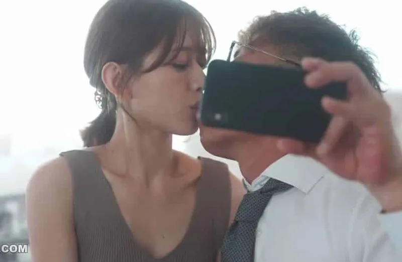 Thấy người vợ hơi lạ, anh xã xem điện thoại bà xã và thấy cảnh làm tình với sếp của mình