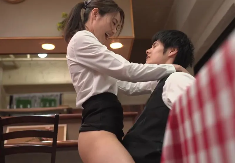 Cậu trai trẻ xxx đồng nghiệp nữ có chồng nhưng gã chồng “yếu”